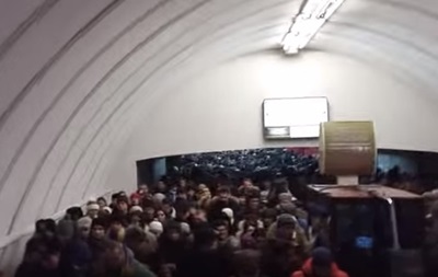 У київському метро пояснили зупинку  червоної  лінії