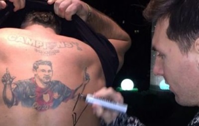 Вболівальник вирішив увічнити автограф Мессі за допомогою татуювання
