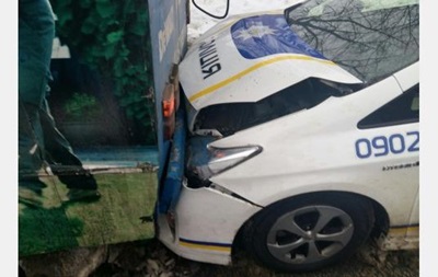 В Харькове полицейское авто въехало в троллейбус 