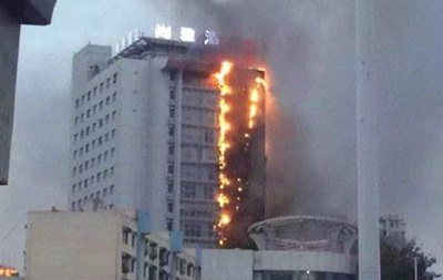 У Китаї горить багатоповерховий готель