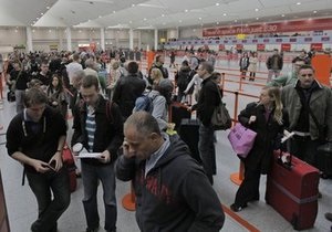 Европа восстанавливает авиасообщение. В терминалах аэропортов по-прежнему остаются миллионы людей