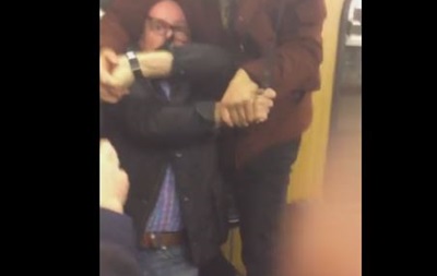 В ФРГ мигранты атаковали двух пенсионеров в метро