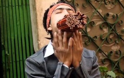 Житель Непалу засунув собі в рот 138 олівців