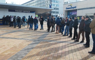 Киевляне выстроились в очередь к закрытым кассам НСК Олимпийский