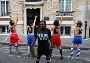 Французские активистки FEMEN провели топлес-акцию в Париже