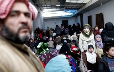 Туреччина помагає біженцям Сирії, та не впускає їх