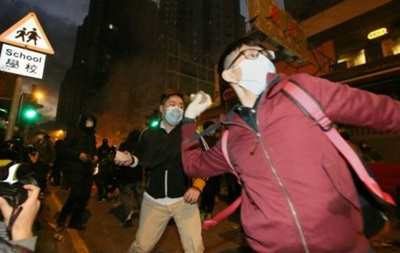 В Гонконге полиция разогнала торговцев, применив газ
