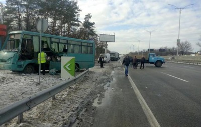В Киеве столкнулись три машины и автобус