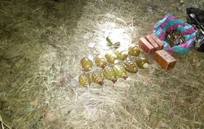 На Донбасі знайшли схованку з гранатами і вибухівкою