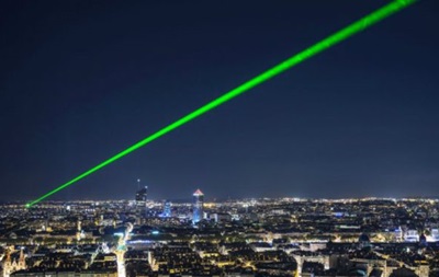 У Британії закликали прирівняти лазери до зброї