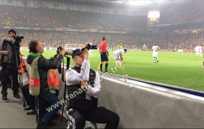 Сотрудник Локомотива во время матча в Стамбуле искал провокации на трибунах