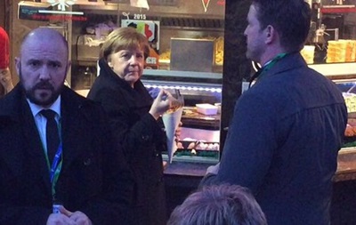 Меркель застали за перекусом фастфудом в уличном кафе