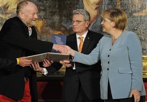 Меркель вручила приз автору скандальных карикатур на пророка Мухаммеда