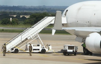 Власти Зимбабве выпустили самолет, на борту которого нашли труп