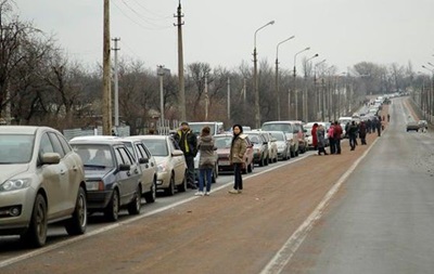 На КПП Новотроїцьке через обстріли перекритий проїзд - волонтери