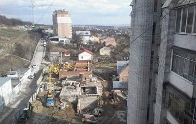 У Львові на житловий будинок впав будівельний кран