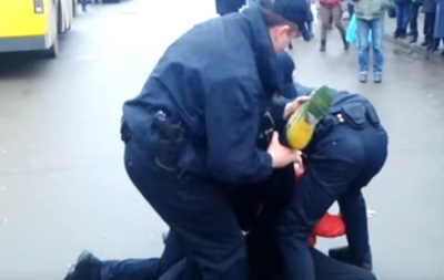 У Києві чоловік покусав поліцейського