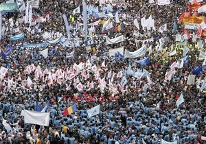 В Бухаресте прошел многотысячный митинг против сокращения зарплат