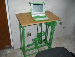 Афганские ученые создали ноутбук, работающий от педальной системы