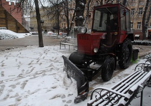 Власти поручили Киевавтодору убирать от снега межквартальные проезды и тротуары