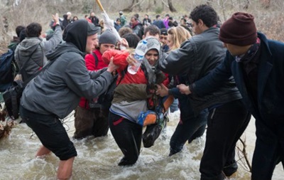 Сотні мігрантів прорвалися до Македонії