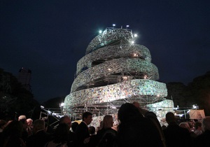 Фотогалерея: Книжный Вавилон. Центр Буэнос-Айреса украсила башня из книг