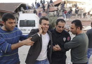 Мощное землетрясение в Турции: число жертв превысило 200 человек