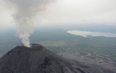 Вулкан на Камчатке выбросил столб пепла высотой восемь километров