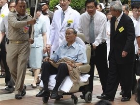 Король Таиланда впервые с момента госпитализации появился на публике
