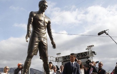 Статую Роналду в Португалии перенесли с улицы в музей из-за вандалов