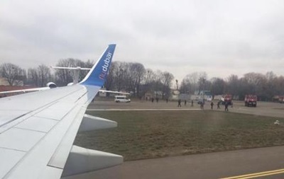 За погрозу підірвати літак в Жулянах затримали двох росіян