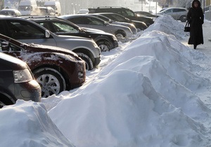 В Киеве поднимают автомобили, мешающие уборке снега, и возвращают их на место