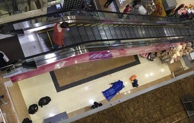 В России парень погиб, катаясь на перилах эскалатора в торговом центре
