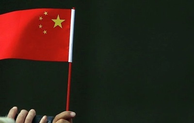 В Праге вымазали черным флаги Китая