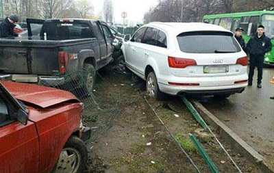 В Харькове пьяный водитель въехала в парковку