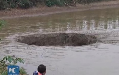 В Китае пруд с рыбой провалился под землю