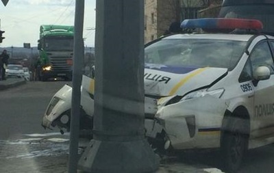 В Харькове авто патрульных влетело в столб