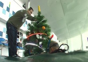 В Украине впервые установили елку под водой