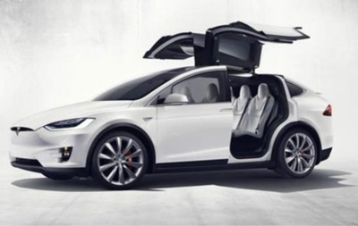 Tesla не встигає із випуском Model X через  зарозумілість 