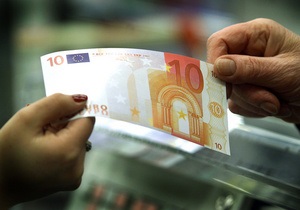 Евро преодолел психологический рубеж в $1,30 и продолжил снижаться