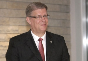 Президент Латвии примет участие в праздновании 65-летия Победы в Москве