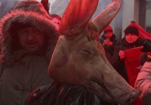 В Одессе перед квартирой главы избиркома разложили головы свиньи и теленка