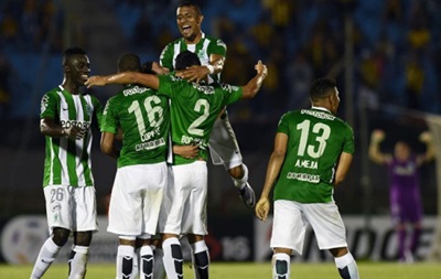 У Колумбії футболісти влаштували сидячий страйк