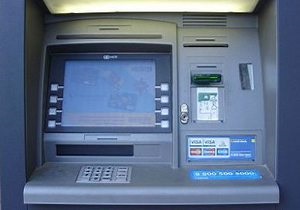 В Бердянске трое злоумышленников сняли с банкоматов десятки тысяч гривен