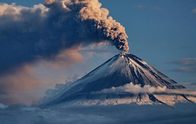 Найвищий вулкан Євразії викинув стовп попелу на 5,5 кілометра