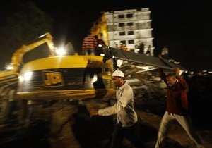 При обрушении дома в Индии погибли 27 человек, десятки остаются под завалами