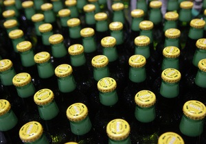 В Латвии оператора криминальных новостей уличили в краже пива из разбитой фуры