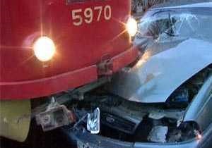 В Виннице автомобиль без водителя врезался в трамвай