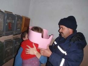 Николаевские спасатели спасли девочку, застрявшую головой в горшке