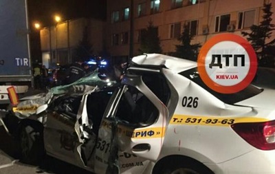 В Киеве авто охранной фирмы врезалось в грузовик, есть жертвы